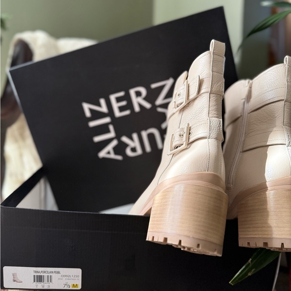 Naturalizer Women's Cream Heeled Boots. Worn just twice. Comes with original box - Picture 4 of 4